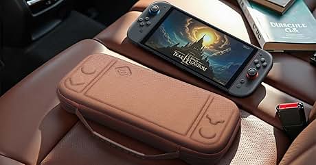 Nintendo Switch-Konsole, auf der neben einer braunen Schutztasche eine Fantasy-Spielszene zu sehen ist. Beide Gegenstände sind auf einer Lederoberfläche abgebildet, im Hintergrund sind Bücher sichtbar.